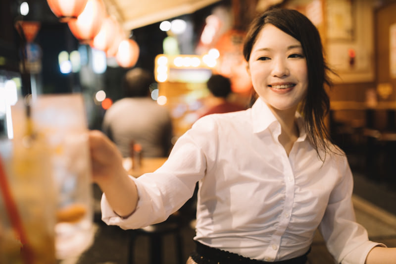 居酒屋の開業を祝う女性